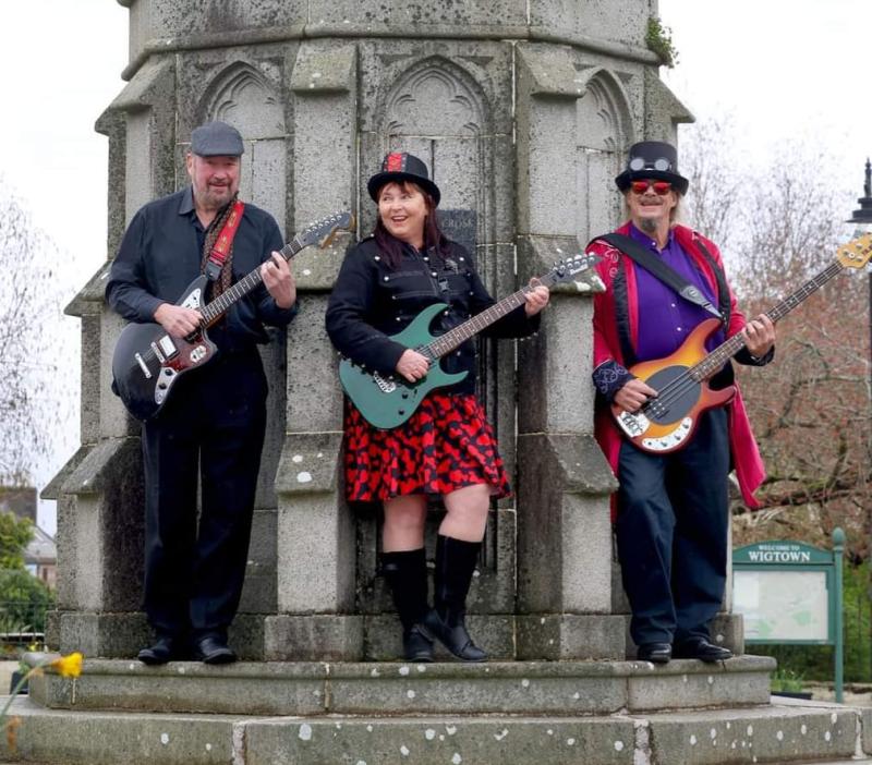 Dumfries Shine - Kissing The Flint